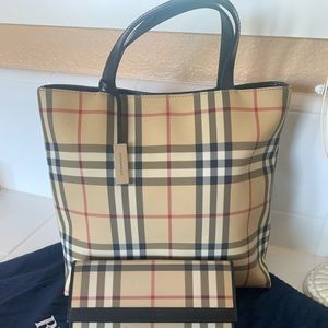 Burberry signature color and pattern Bag and wallet
